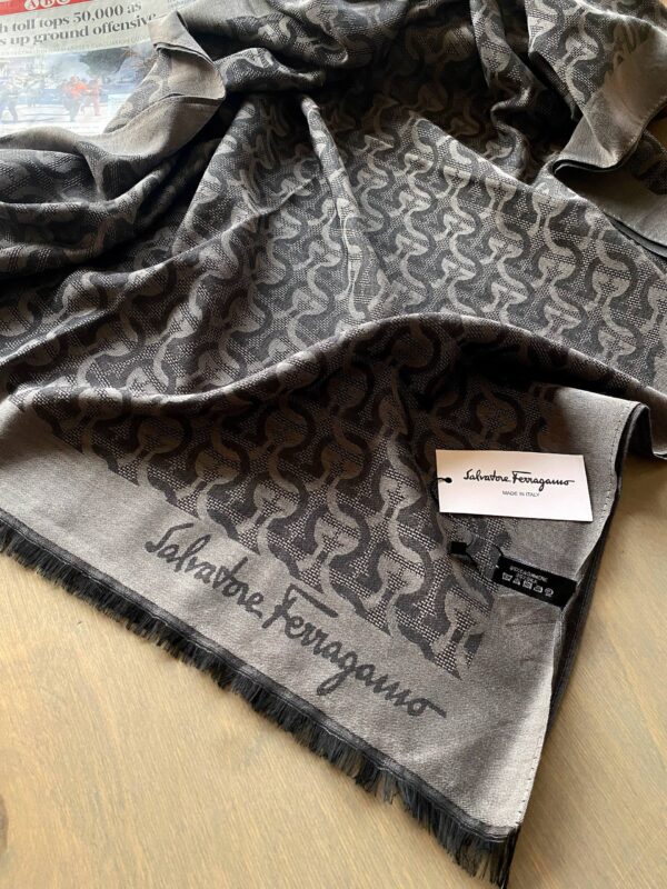 شال  salvatore ferragamo - Image 3