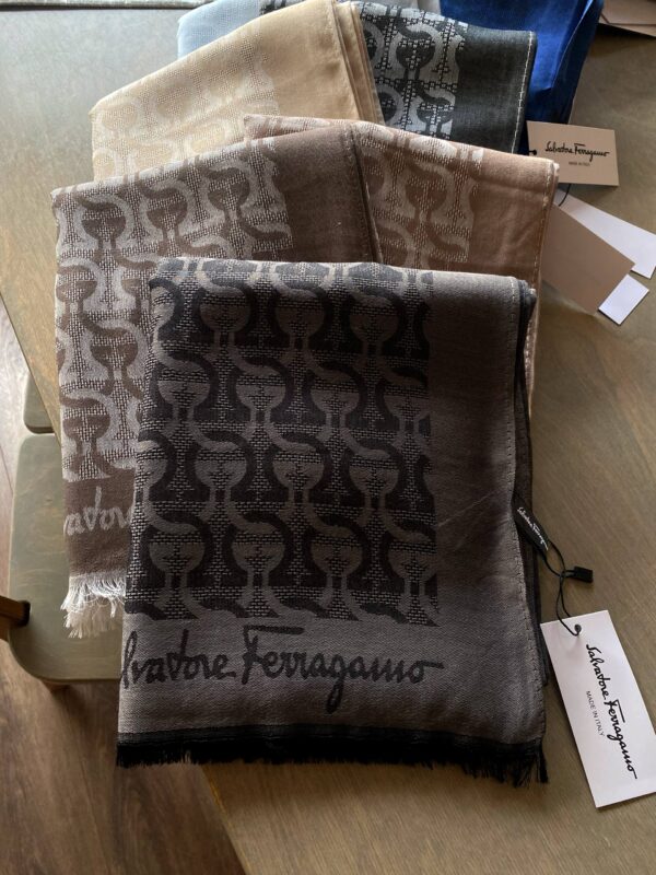 شال  salvatore ferragamo - Image 4